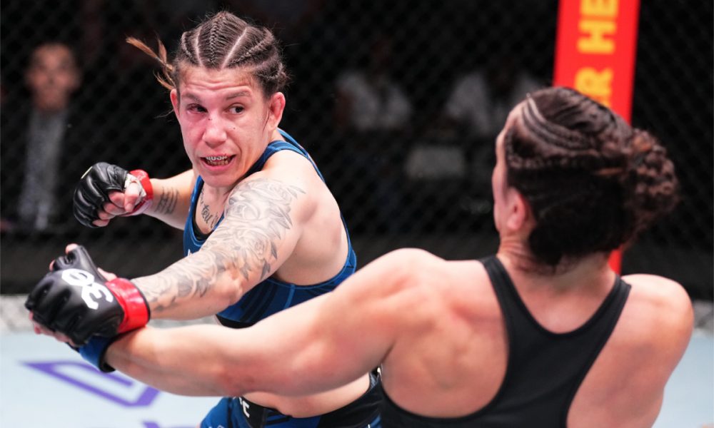 Karol Rosa lança um golpe durante a luta contra Norma Dumont no card preliminar do UFC Vegas 71.