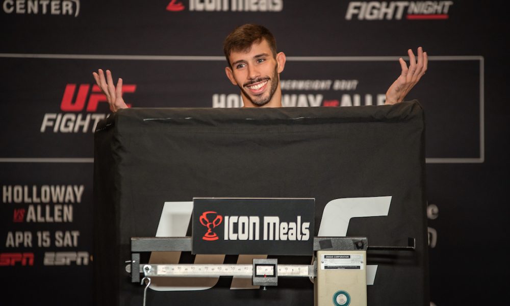 Matheus Nicolau brinca após precisar do biombo para bater o peso na pesagem do UFC Kansas City.