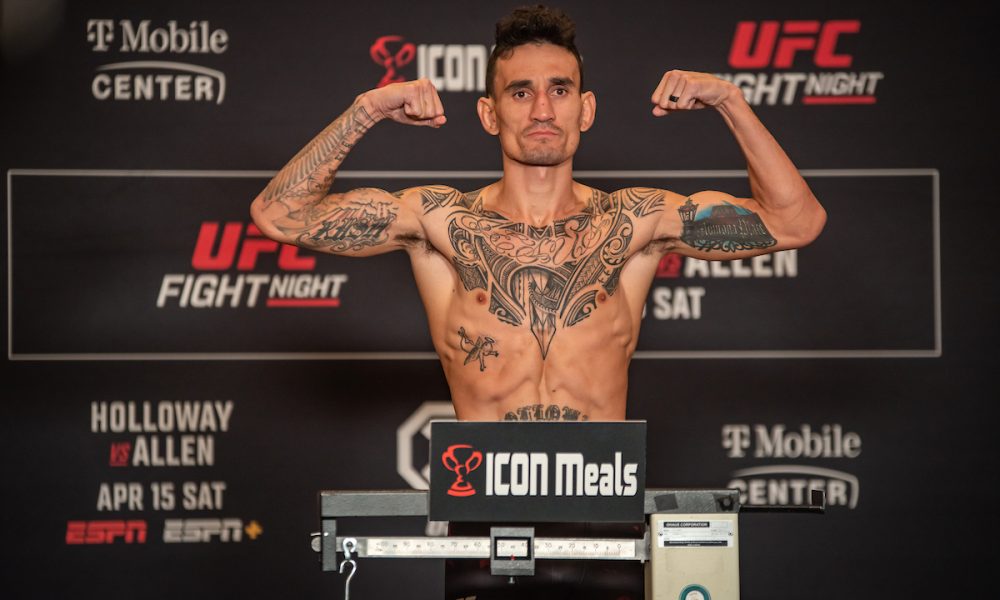 Ex-campeão peso-pena, Max Holloway posa na balança da pesagem oficial do UFC Kansas City.