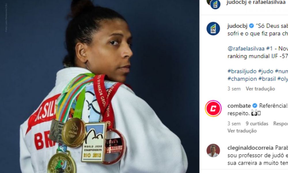 A judoca Rafaela Silva posa de quimono e com algumas de suas medalhas.