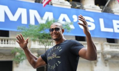 Renan Problema posando em frente à Bolsa de Valores de Nova York antes de um evento promocional da PFL.