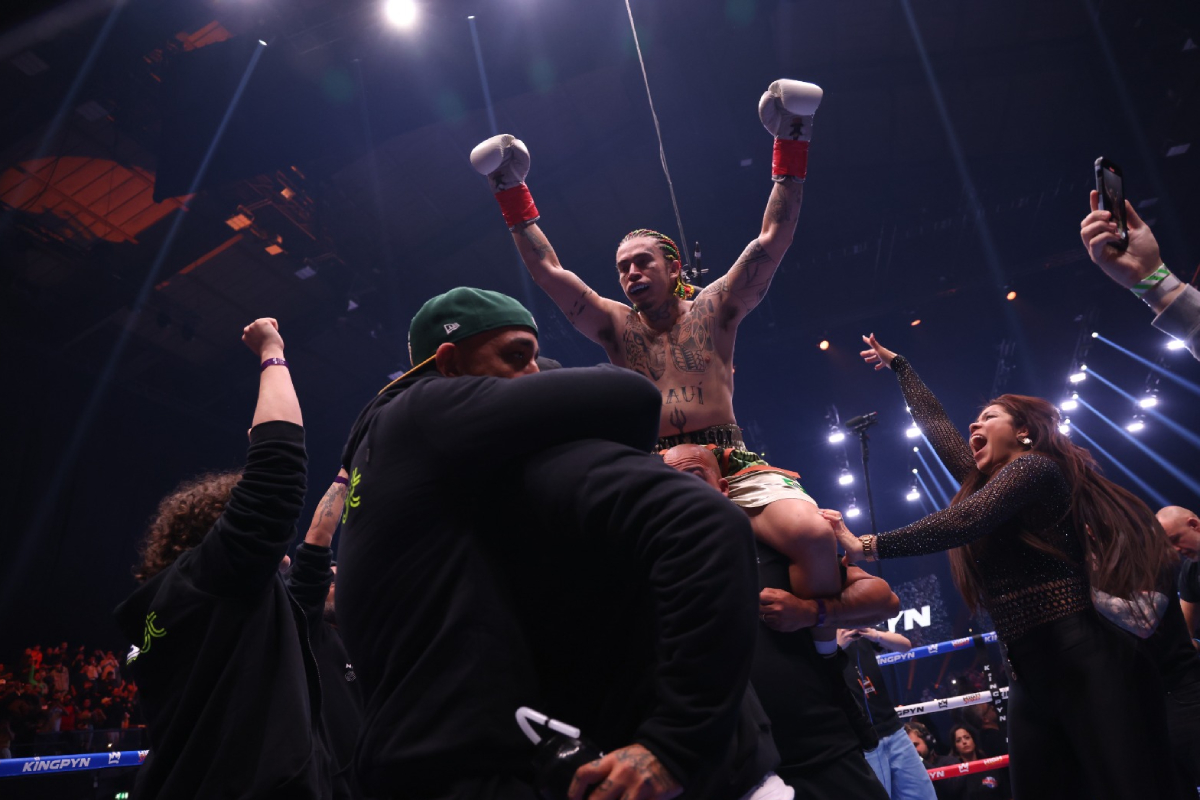 Whindersson Nunes nocauteia rival e levanta a torcida em torneio de boxe; veja