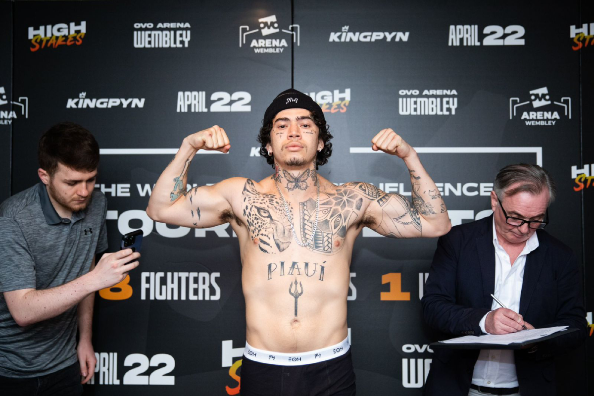 Whindersson Nunes posa após bater o peso na pesagem oficial do torneio de boxe entre celebridades High Stakes.