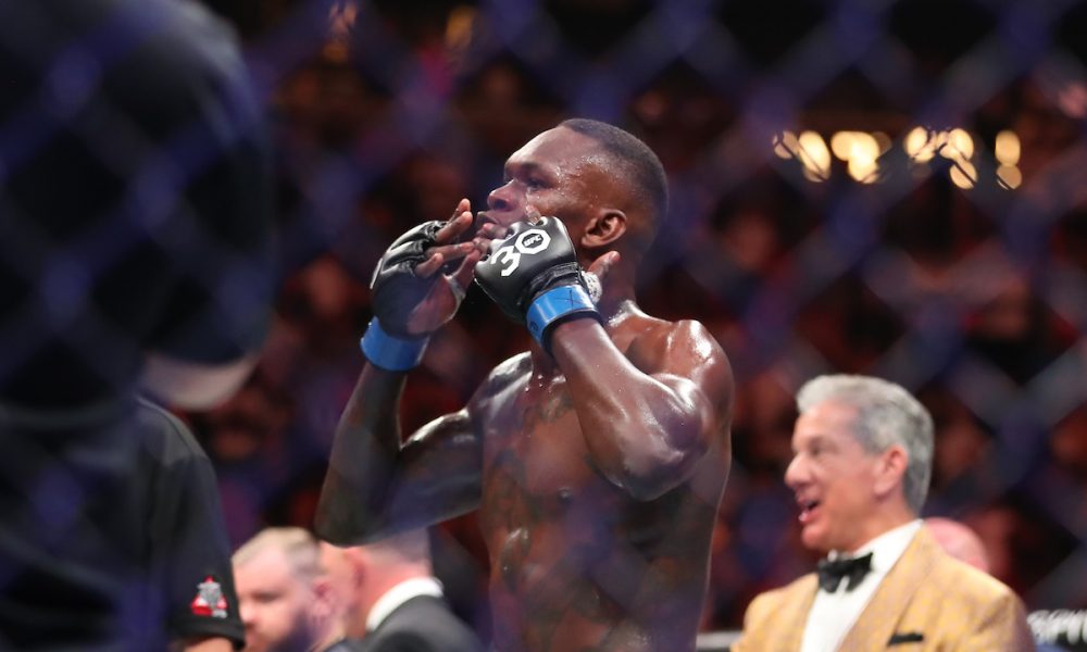 Israel Adesanya comemora vitória sobre Alex Poatan no UFC 287