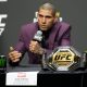 De terno roxo, Alex Poatan participa da coletiva de imprensa do UFC 287, em sua segunda luta contra Israel Adesanya