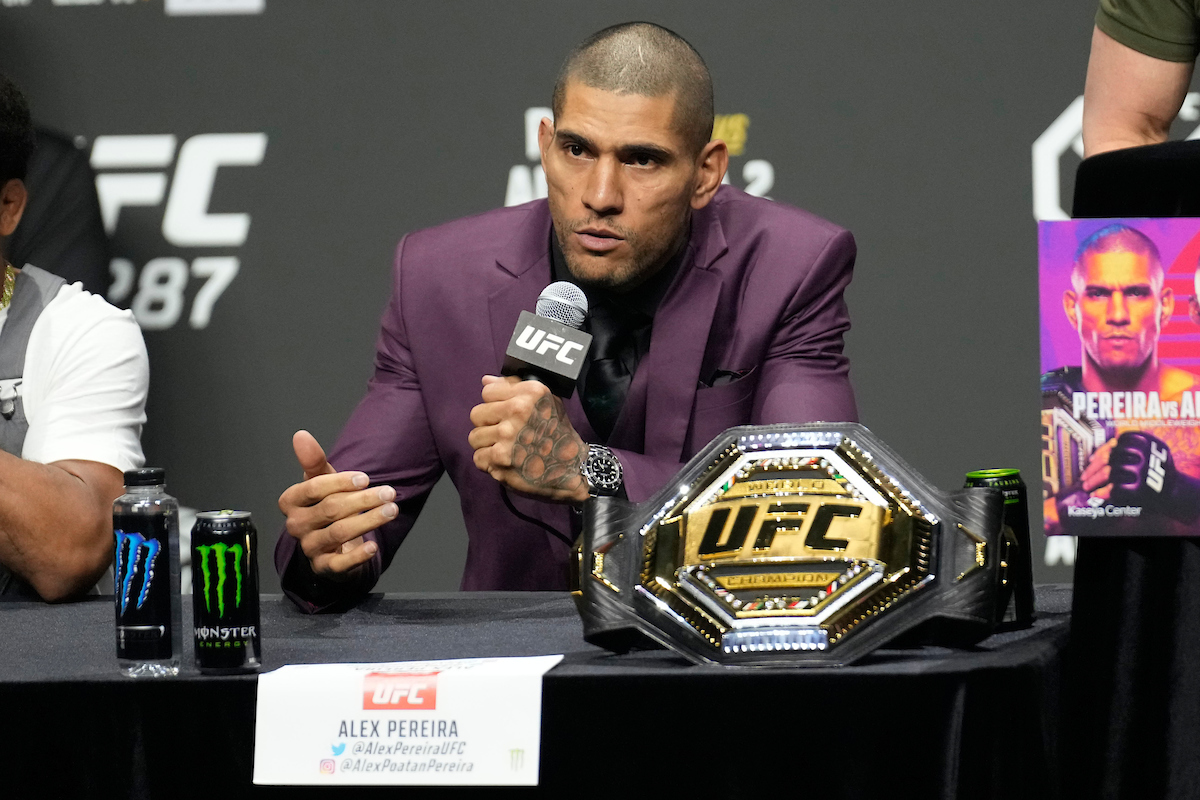 De terno roxo, Alex Poatan participa da coletiva de imprensa do UFC 287, em sua segunda luta contra Israel Adesanya