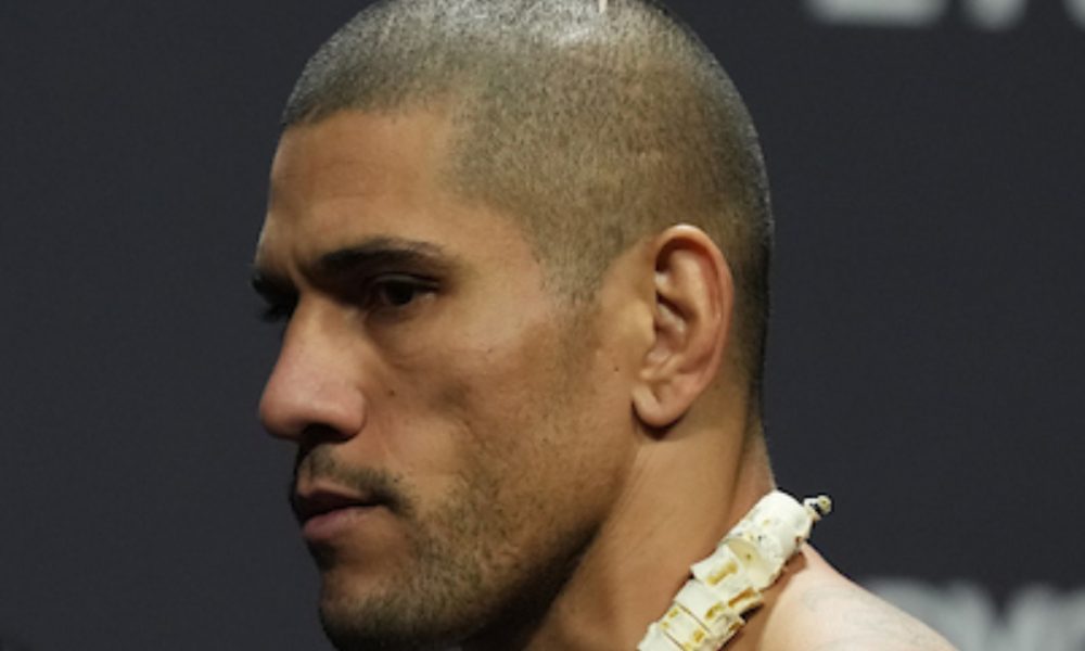 Alex Poatan aguarda adversário para realizar encarada na pesagem oficial do UFC.