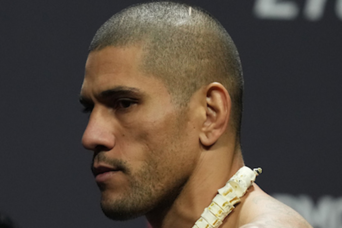 Alex Poatan aguarda adversário para realizar encarada na pesagem oficial do UFC.