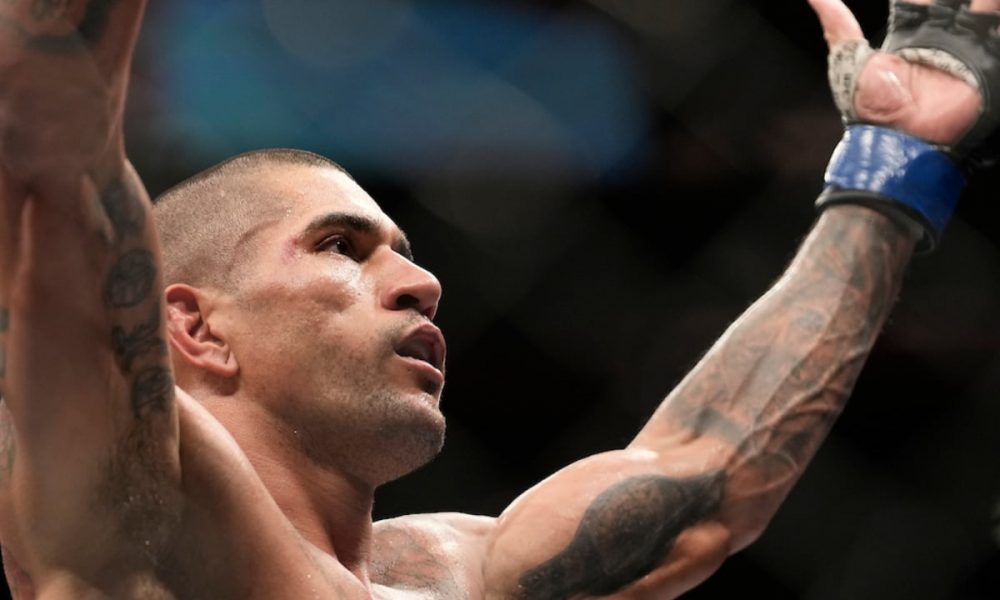 Alex Poatan vence Israel Adesanya pela terceira vez na carreira no UFC 281.