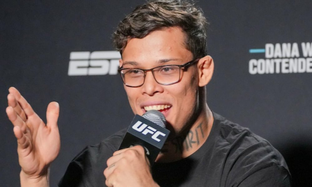 Invicto no Ultimate, Caio Borralho conversa com a imprensa durante coletiva.