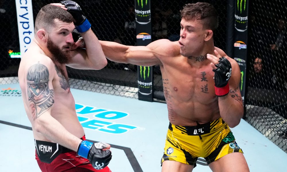 Na base de canhoto, Caio Borralho lança cruzado de direita em rival polonês no UFC Vegas 72