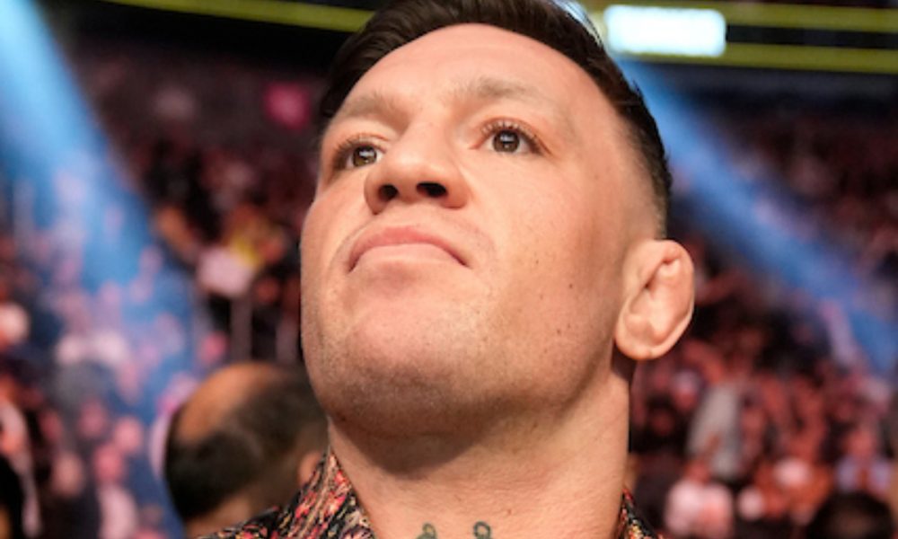 Conor McGregor assiste o UFC 285 na T-Mobile Arena.