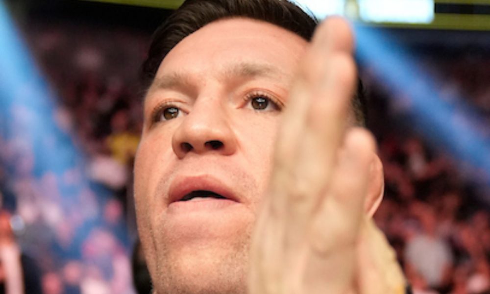 Conor McGregor, lutador e fã de MMA, marca presença no UFC 285 para assistir as lutas