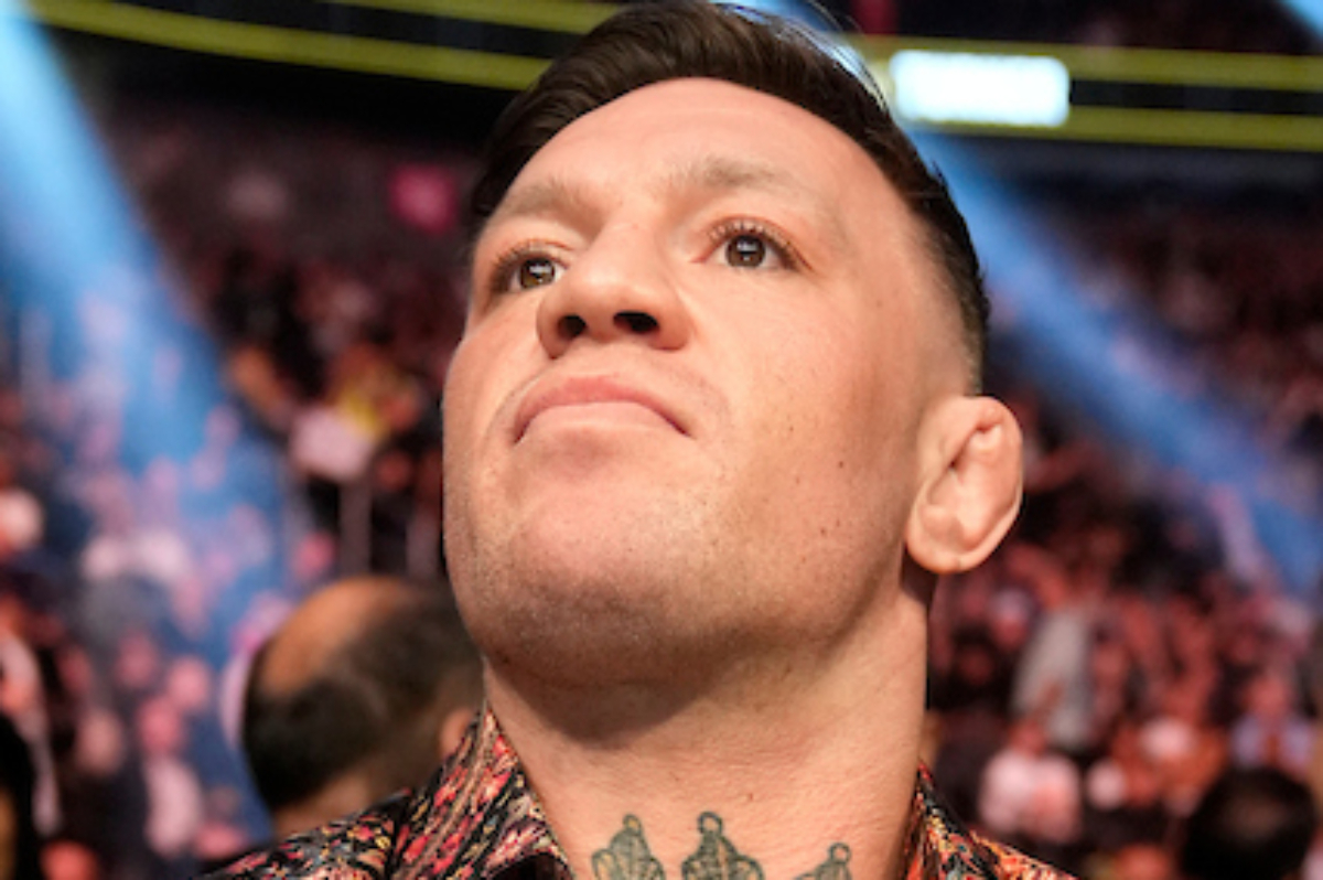 Conor McGregor assiste o UFC 285 na T-Mobile Arena.