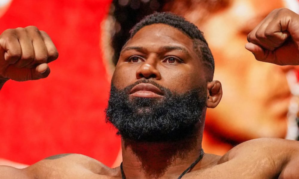 Curtis Blaydes posa para foto na pesagem cerimonial do UFC