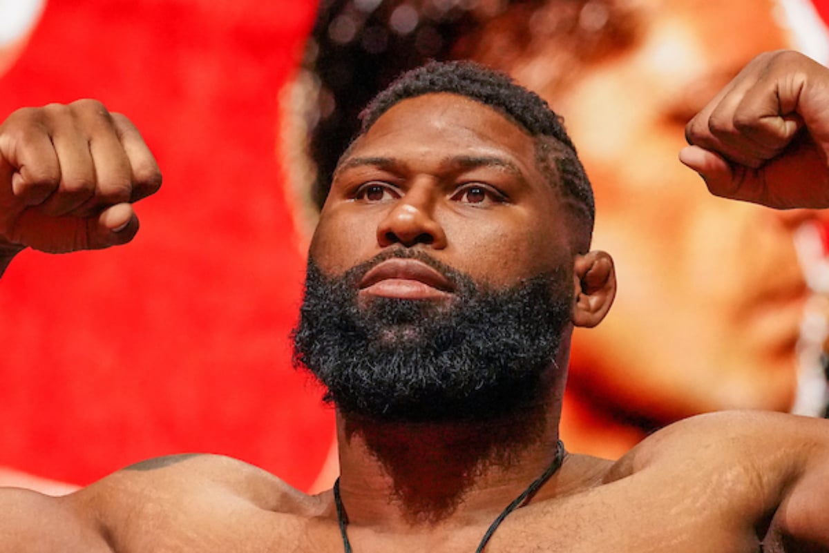 Curtis Blaydes posa para foto na pesagem cerimonial do UFC