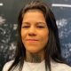 Denise Gomes posa para foto antes de estrear no UFC
