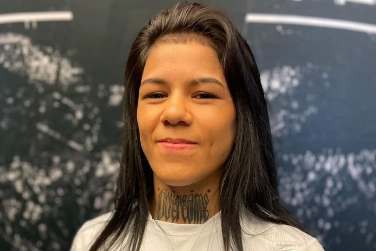 Denise Gomes posa para foto antes de estrear no UFC