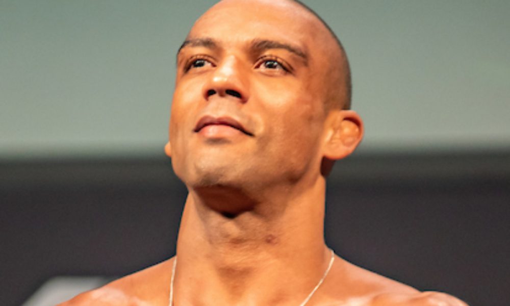 Edson Barboza posa para foto na pesagem cerimonial do UFC