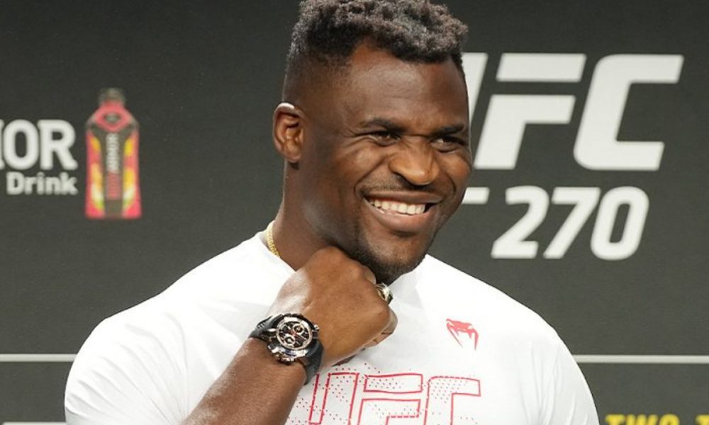 Francis Ngannou bate o peso e confirma luta com Ciryl Gane no UFC 270.