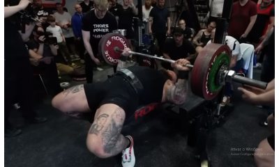 Hafthor é supervisionado por colegas enquanto tenta erguer 252 kg no supino
