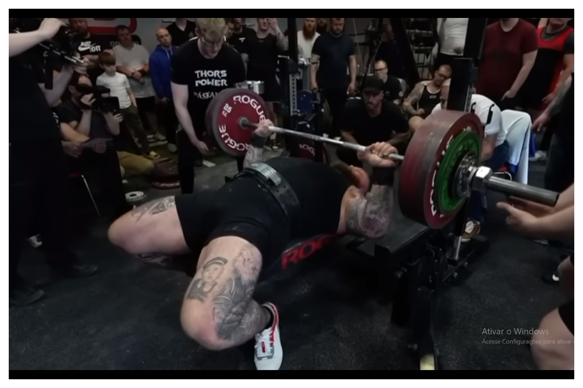 Hafthor é supervisionado por colegas enquanto tenta erguer 252 kg no supino