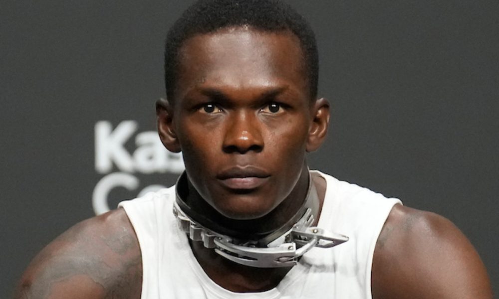 Israel Adesanya explica uso de coleira na coletiva de imprensa do UFC 287 para luta contra Alex Poatan.