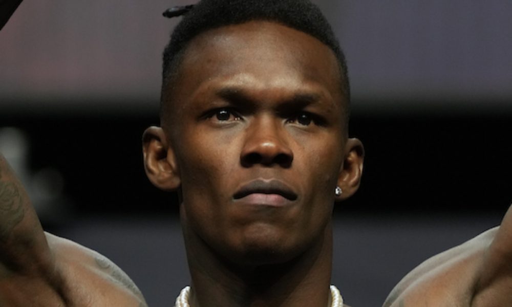 Israel Adesanya comemora ao bater o peso para a luta com Jared Cannonier no UFC 276.