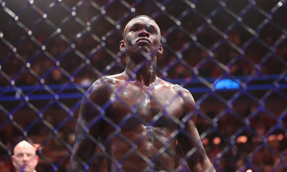 Adesanya no centro do octógono logo após nocautear Poatan no UFC 287