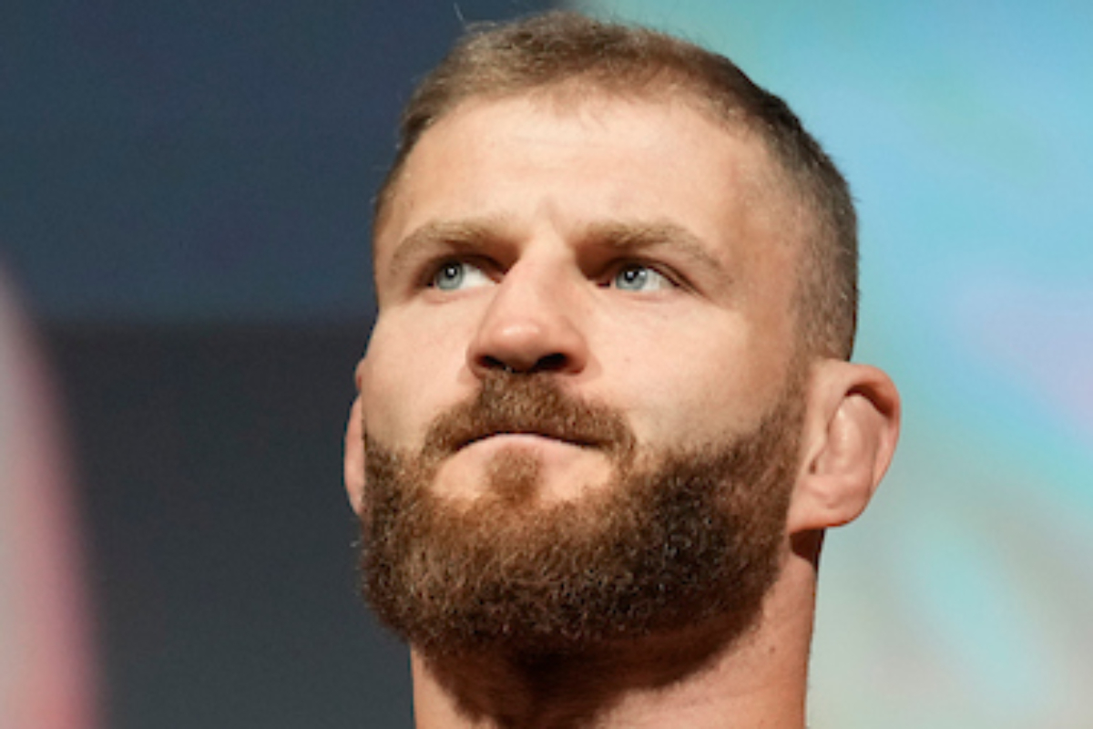 Jan Blachowicz com o semblante sério para enfrentar Magomed Ankalaev no UFC.