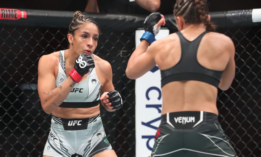 Jaqueline Amorim em ação em sua estreia no UFC, diante de Sam Hughes