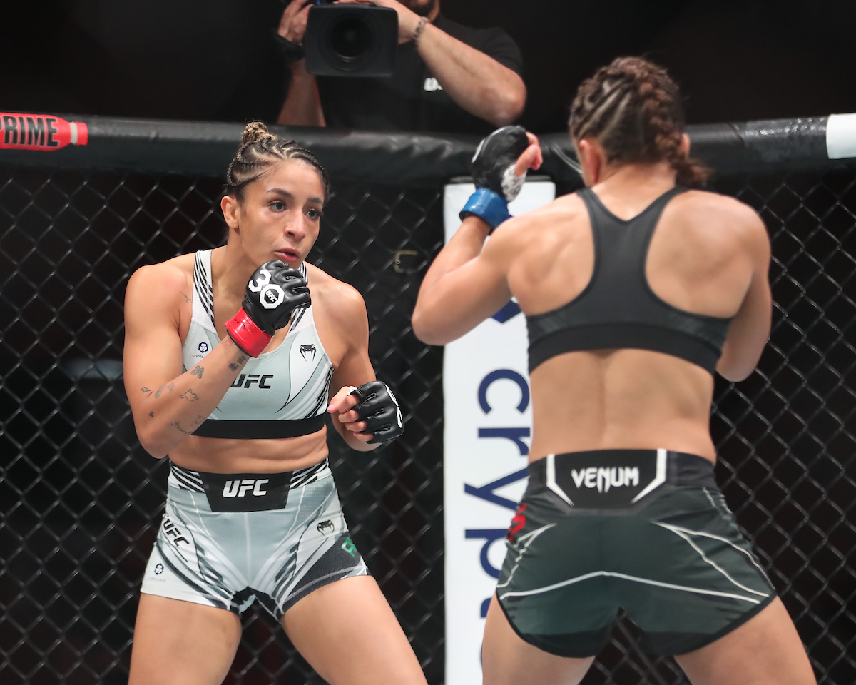 Jaqueline Amorim em ação em sua estreia no UFC, diante de Sam Hughes
