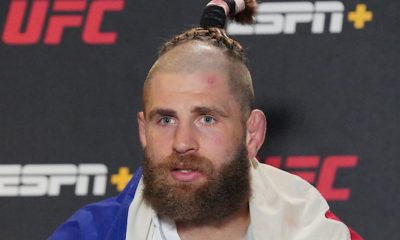 Após vitória, Jiri Prochazka conversa com a imprensa com a bandeira de seu país nas costas.