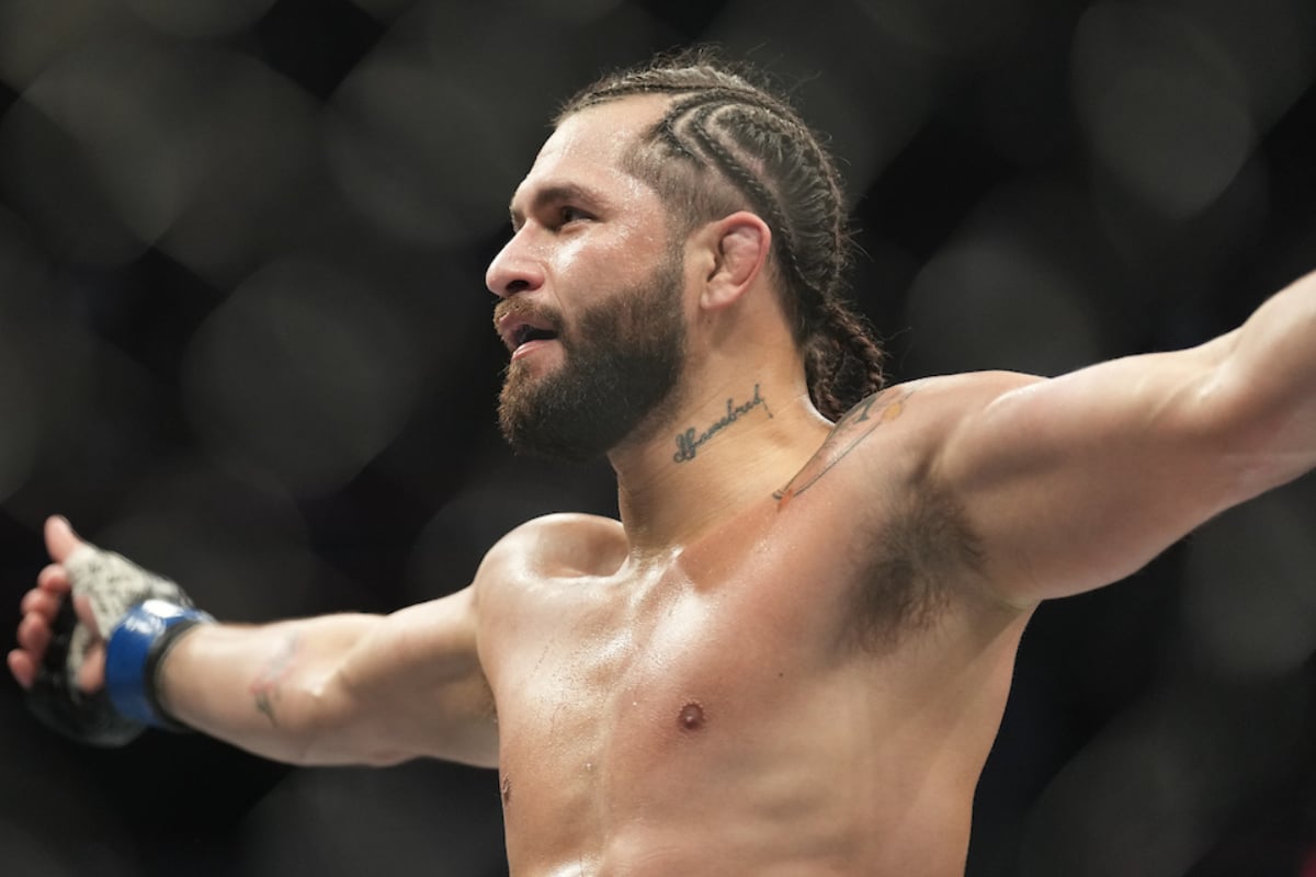 De tranças, Masvidal entra no octógono durante o UFC 272, para sua luta contra Colby Covington