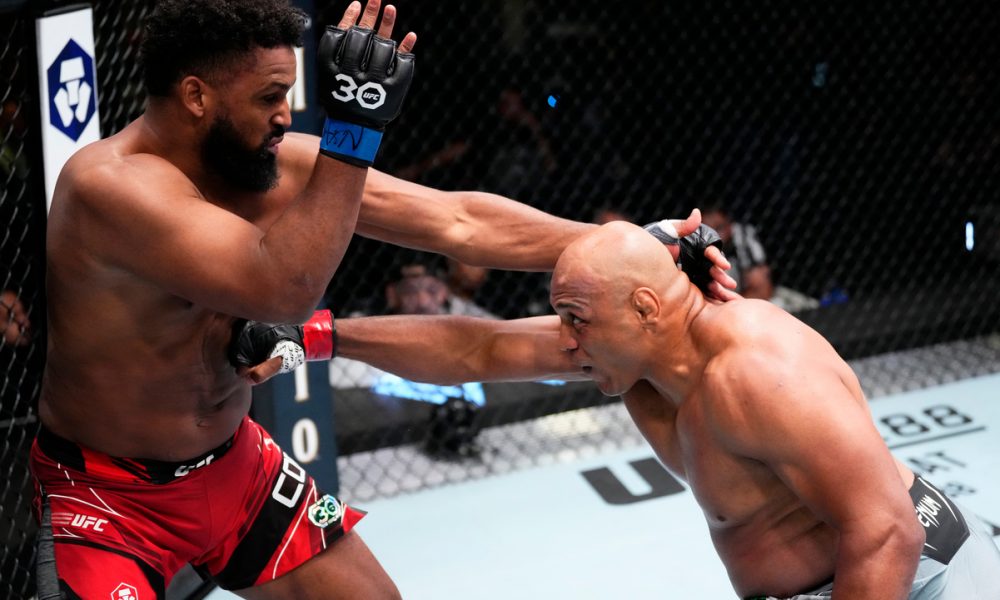 Marcos Pezão avança e aplica direto na linha de cintura de Waldo no UFC Vegas 72