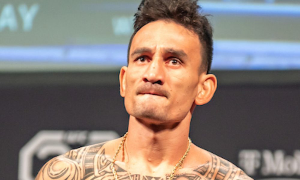 Max Holloway posa para foto na pesagem cerimonial do UFC