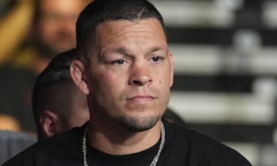 Com cordão de prata, Nate Diaz marca presença na plateia durante evento do UFC.