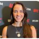 Sorridente, Norma Dumont atende a imprensa durante o media day do UFC Vegas 71