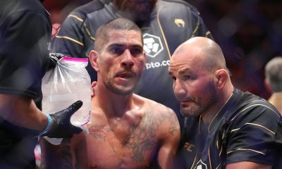 Alex Poatan é acudido por Glover Teixeira após derrota no UFC 287