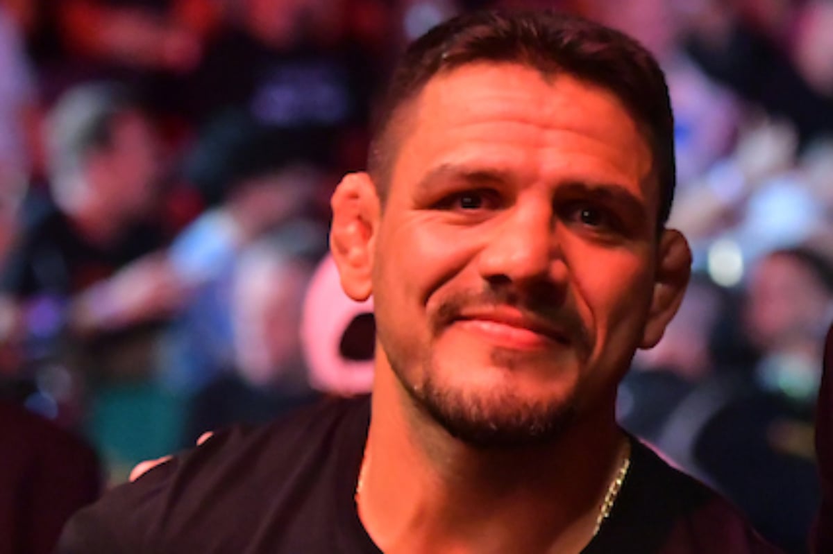 Rafael dos Anjos marca presença no UFC Rio e assiste as lutas do show.