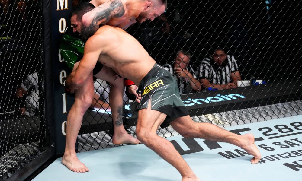 Rodolfo ataca as pernas de Cody para levar a luta para o solo