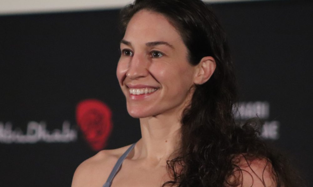 Sara McMann é medalhista olímpica no wrestling e ex-desafiante ao cinturão do UFC