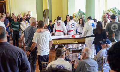 Personalidades e fãs marcam presença no velório de Robson Gracie
