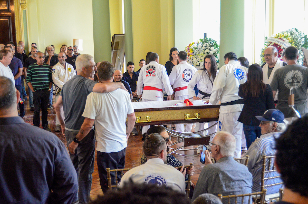 Luto! Famosos se despedem de Robson Gracie em velório no Rio de Janeiro