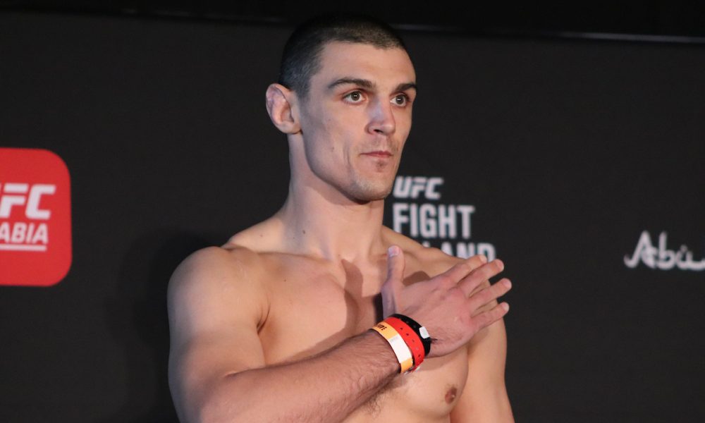 Alessio Di Chirico posa na pesagem oficial do UFC Fight Island 7.