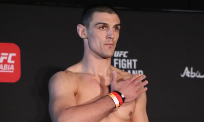 Alessio Di Chirico posa na pesagem oficial do UFC Fight Island 7.