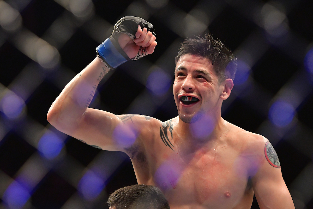 Brandon Moreno comemora vitória sobre Deiveson Figueiredo no co-main event do UFC 283, no Rio de Janeiro.