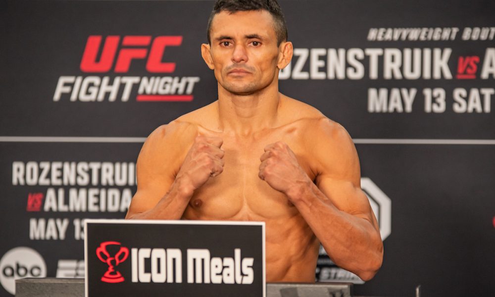 Douglas D'Silva na balança da pesagem oficial do UFC Charlotte.