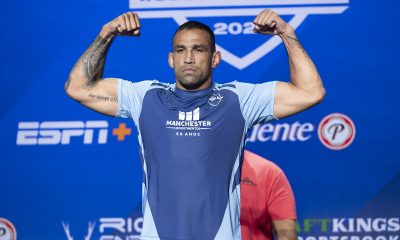 Fabrício Werdum posa na pesagem cerimonial antes de sua estreia pela PFL.