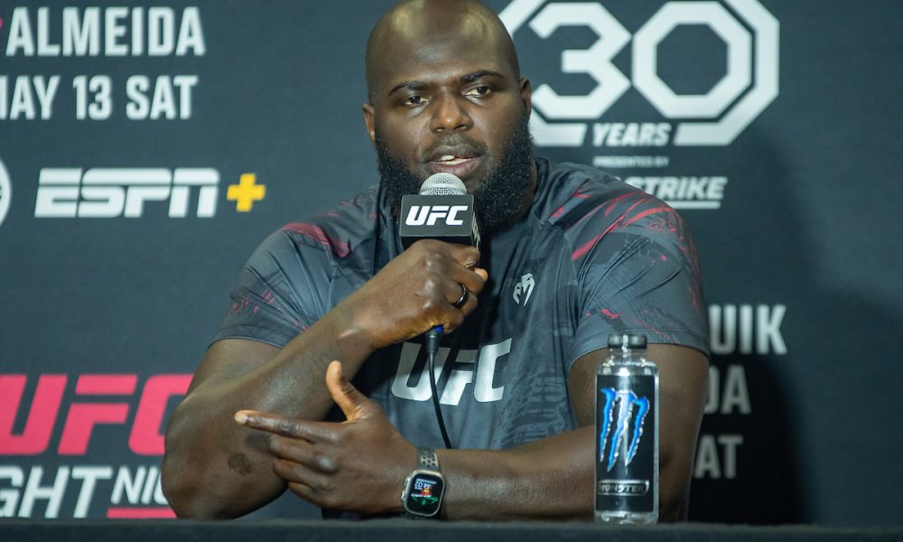 Jairzinho Rozenstruik responde perguntas da imprensa durante o media day do UFC Charlotte.